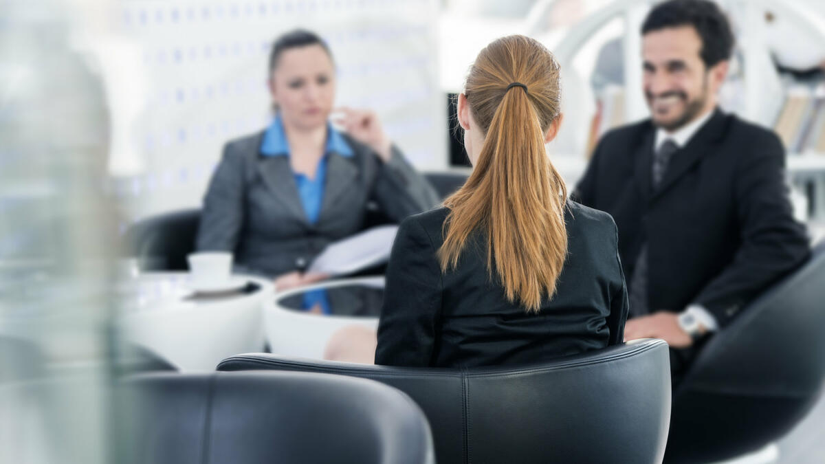 Menschen in Business-Kleidung unterhalten sich in Meeting-Raum © vm / Getty Images