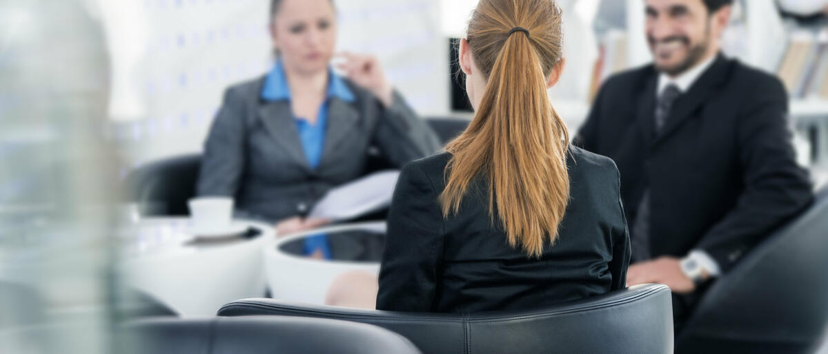 Menschen in Business-Kleidung unterhalten sich in Meeting-Raum © vm / Getty Images