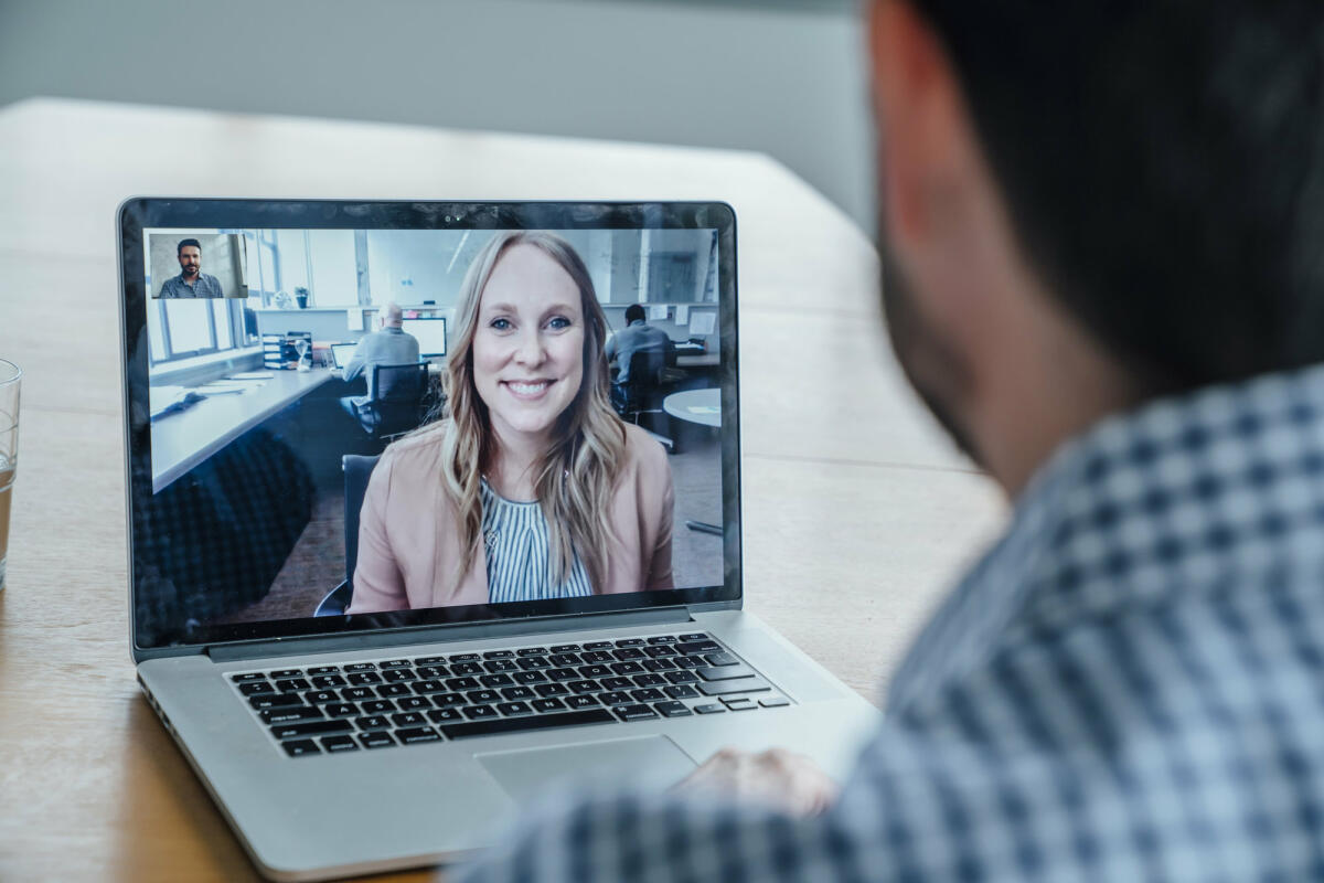 Erfolgreiche Personalgewinnung geht auch über digitale Kanäle. © FS Productions / Getty Images