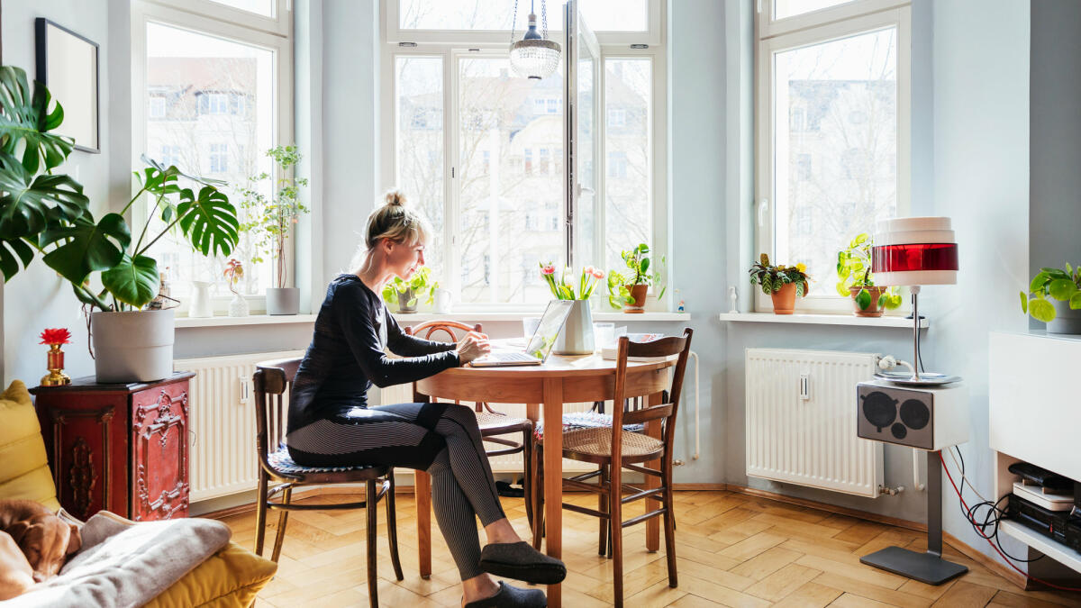 Frau sitzt zuhause am Laptop © Tom Werner / Getty Images