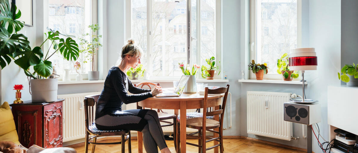 Frau sitzt zuhause am Laptop © Tom Werner / Getty Images