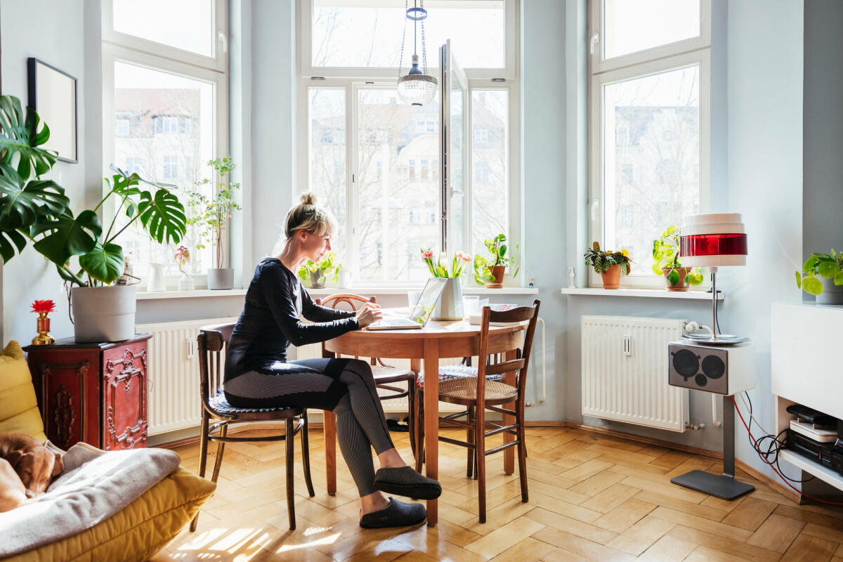 Frau sitzt zuhause am Laptop © Tom Werner / Getty Images