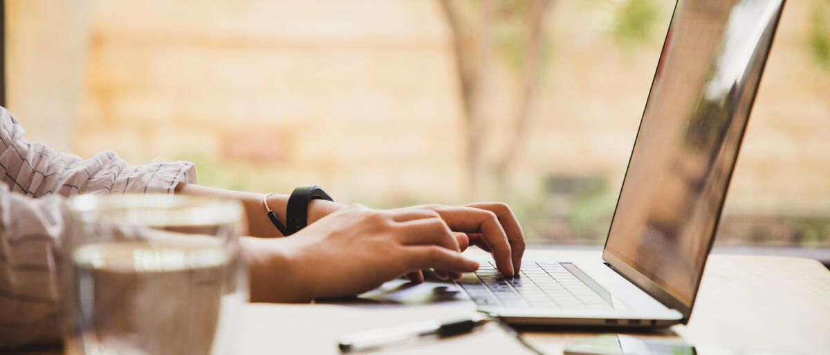 Hände tippen auf Laptop © Kilito Chan / Getty Images