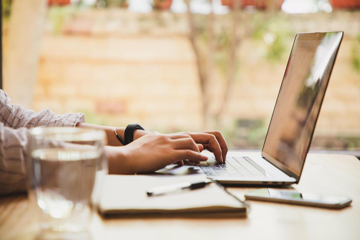 Hände tippen auf Laptop © Kilito Chan / Getty Images