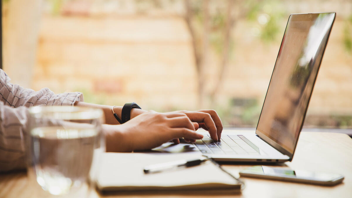 Hände tippen auf Laptop © Kilito Chan / Getty Images