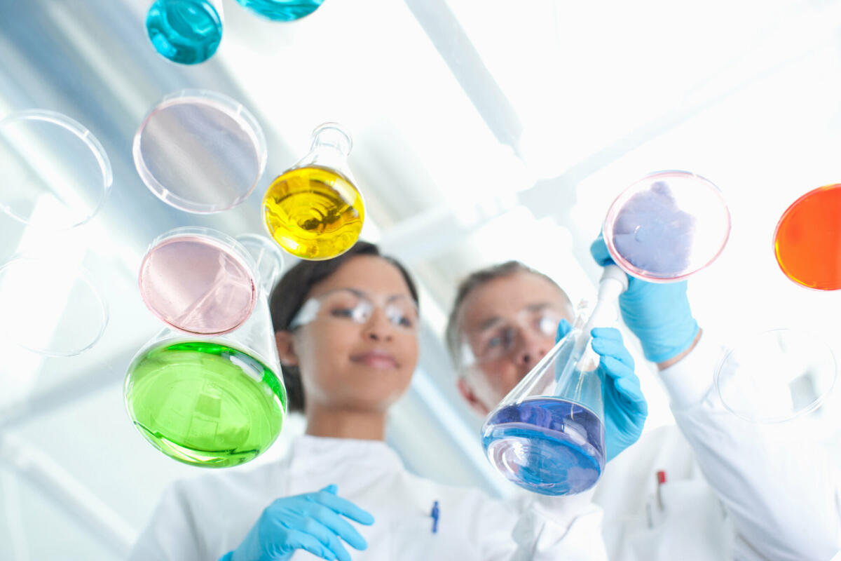 Wissenschaftler untersuchen petri Gerichte und beakers im lab. © Martin Barraud/ Getty Images