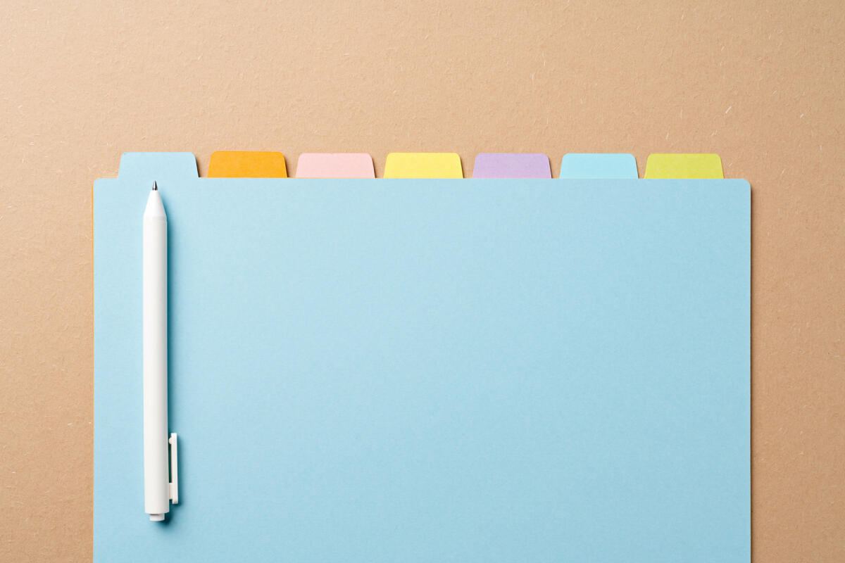 Index Card File Organizer mit einem Stift auf braunem Hintergrund direkt über der Ansicht © MirageC / Getty Images