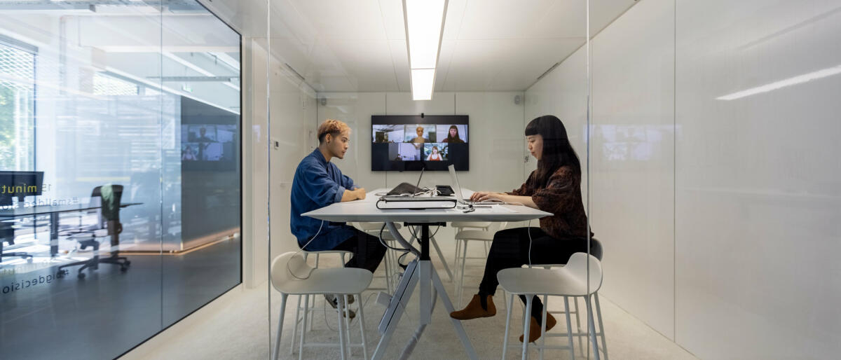 Mann und Frau arbeiten hybrid im Office Cube © Luis Alvarez / Getty Images