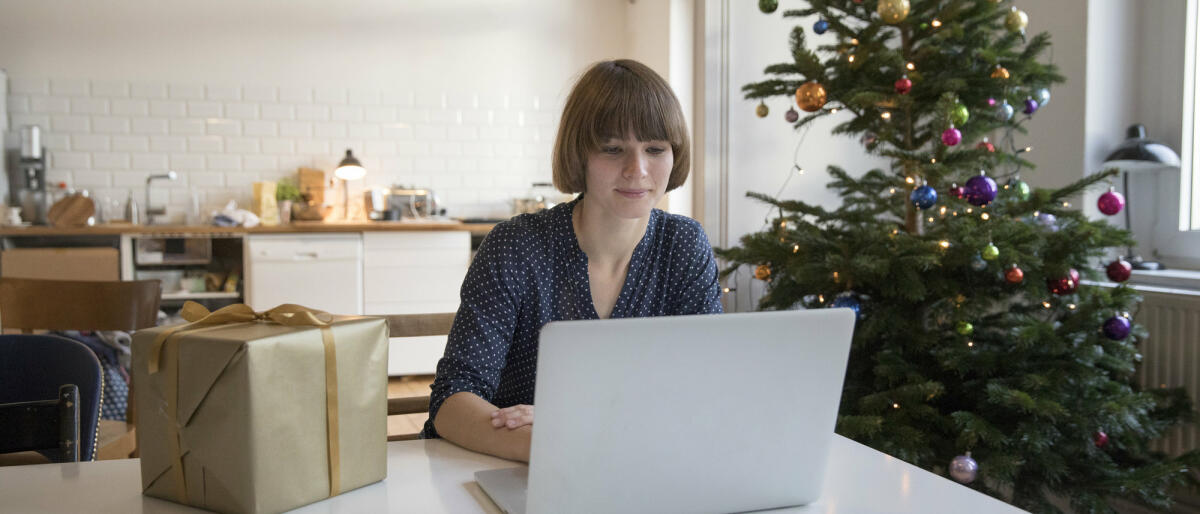 Weihnachtsgeschenke Mitarbeiter Homeoffice © Simon Ritzmann / Getty Images