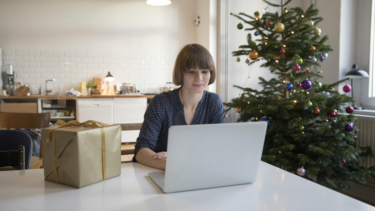 Weihnachtsgeschenke Mitarbeiter Homeoffice © Simon Ritzmann / Getty Images