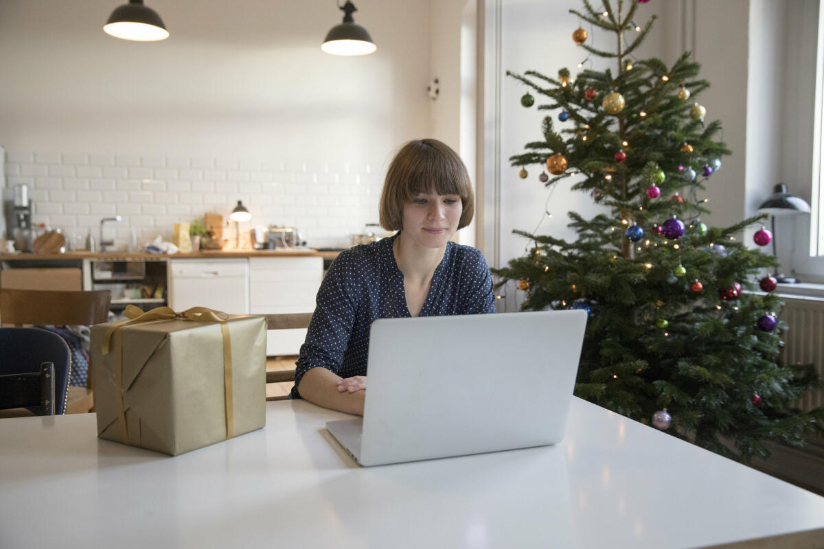 Weihnachtsgeschenke Mitarbeiter Homeoffice © Simon Ritzmann / Getty Images