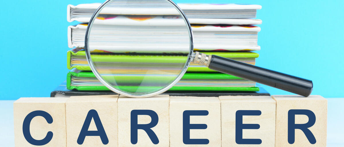 Career text on wooden blocks with book stack in the background. © Getty Images / jayk7