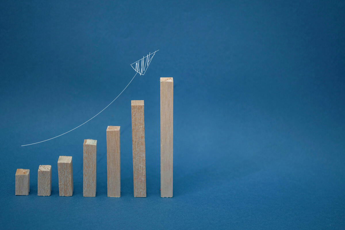 Säulendiagramm mit Pfeil nach oben © sakchai vongsasiripat / Getty Images