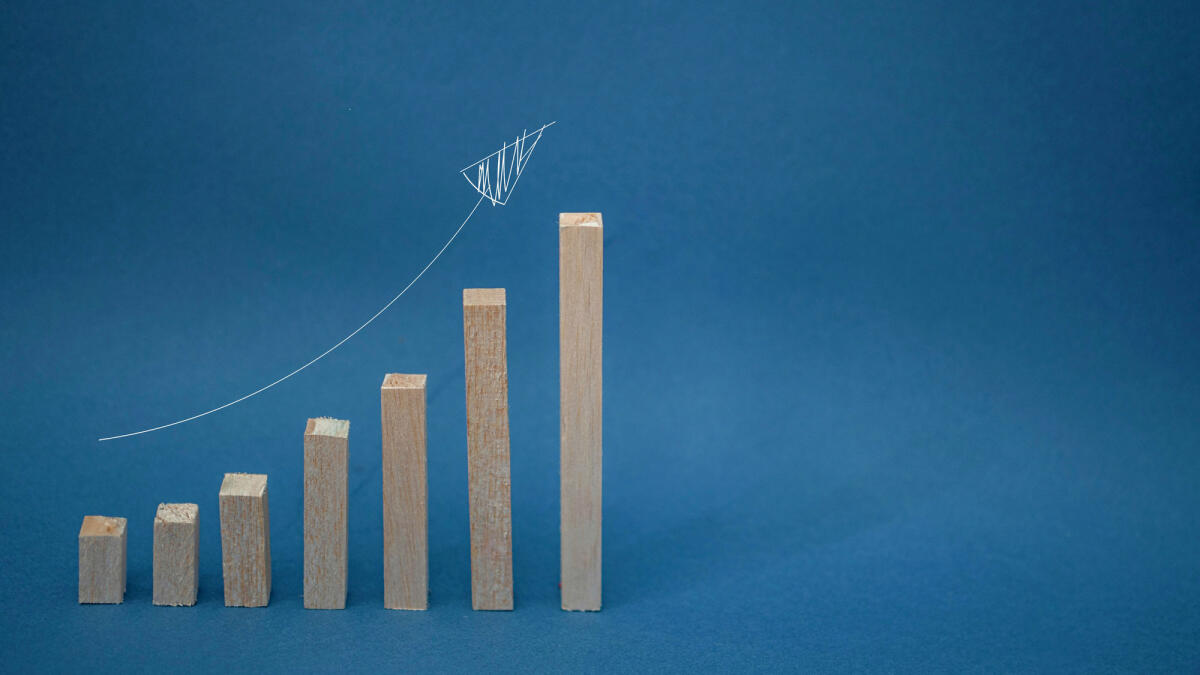 Säulendiagramm mit Pfeil nach oben © sakchai vongsasiripat / Getty Images