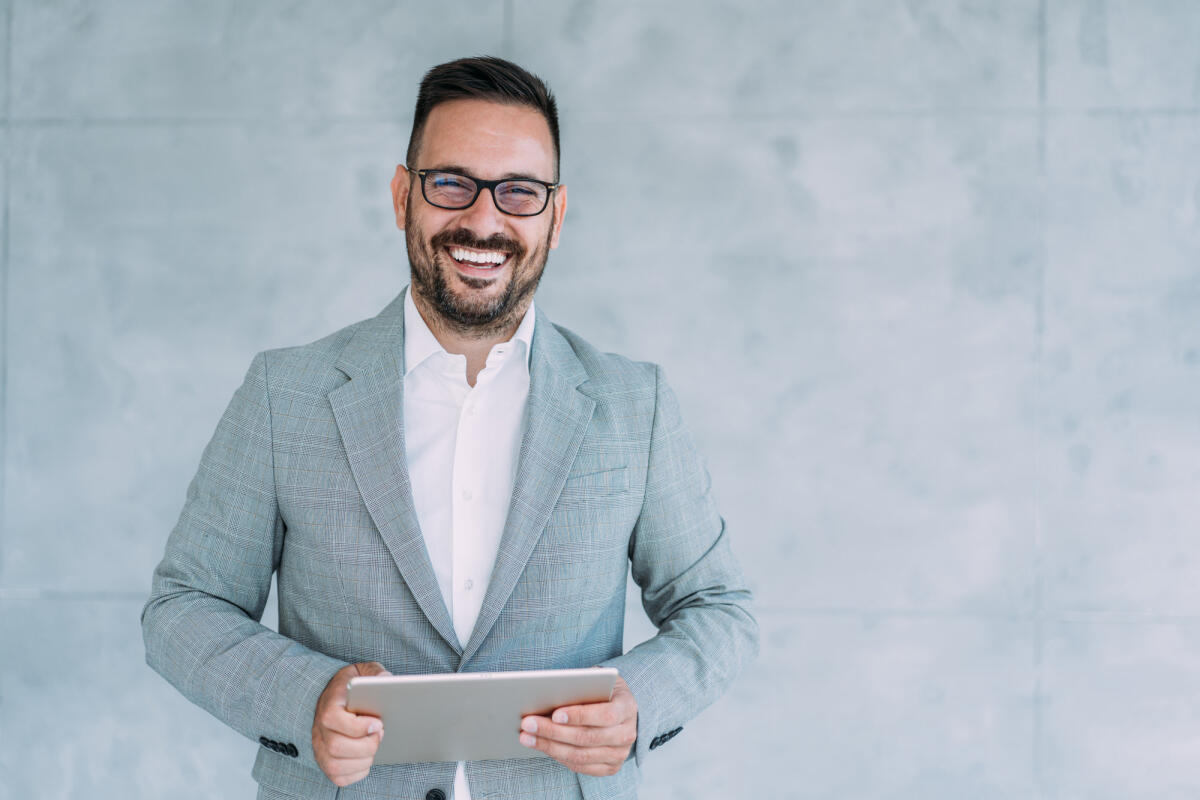 Porträt eines jungen uns lachendend Businessmanns © VioletaStoimenova / Getty Images