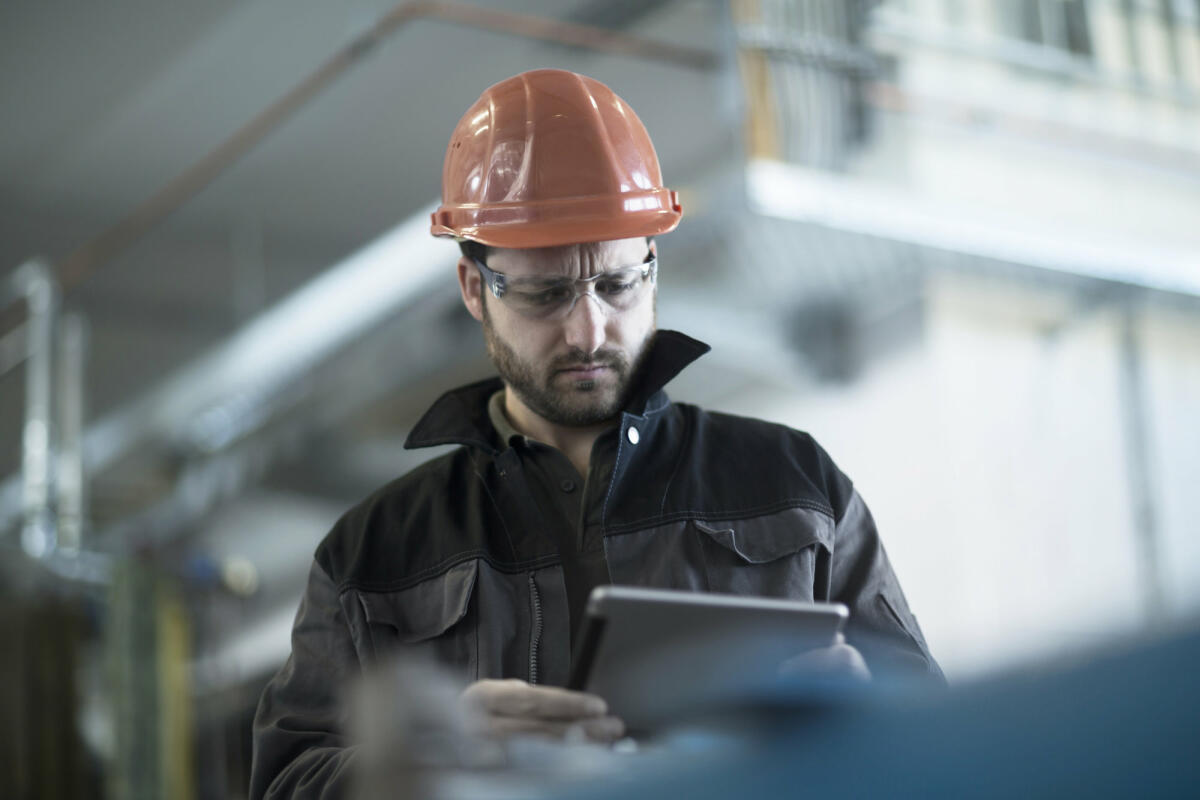 Junger Techniker arbeitet mit einem Tablet © Westend61 / Getty Images