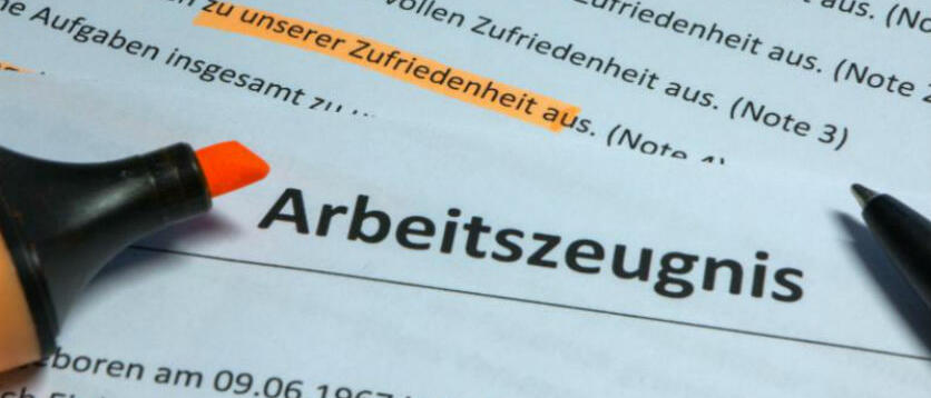 Die Unterschrift auf einem Arbeitszeugnis muss nicht zwangsläufig vom obersten Vorgesetzten stammen. Das hat das Landesarbeitsgericht Rheinland-Pfalz entschieden.