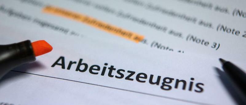 Ihr Zeugnis sollten Berufstätige nicht nur einfordern, sondern auch Wort für Wort durchgehen und den Text auf kritische Aussagen hin überprüfen. Foto: 