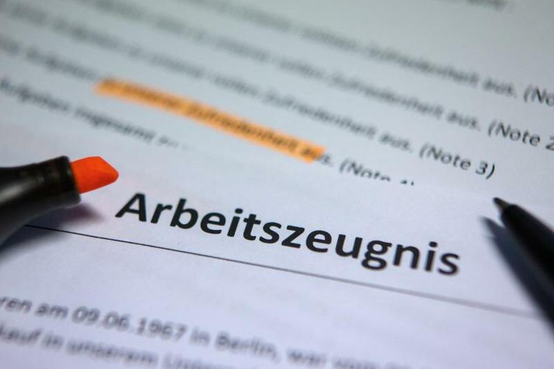 Ihr Zeugnis sollten Berufstätige nicht nur einfordern, sondern auch Wort für Wort durchgehen und den Text auf kritische Aussagen hin überprüfen. Foto: 