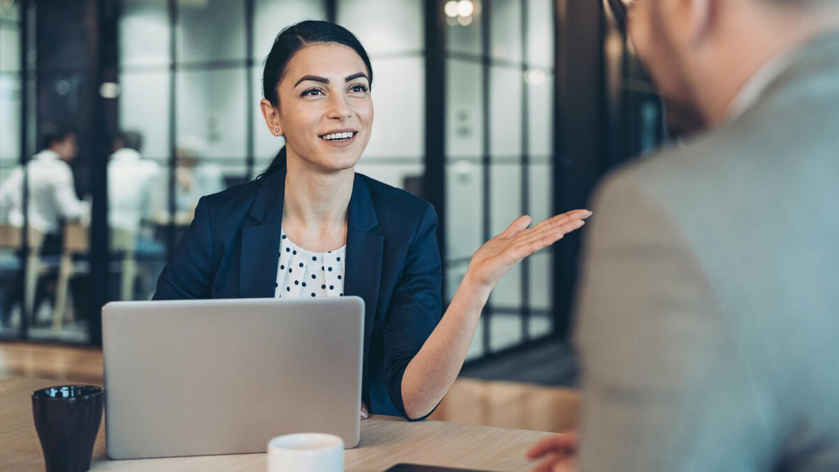 Bewerbungsgespräch Vorstellungsgespräch Unternehmenskultur © pixelfit / Getty Images