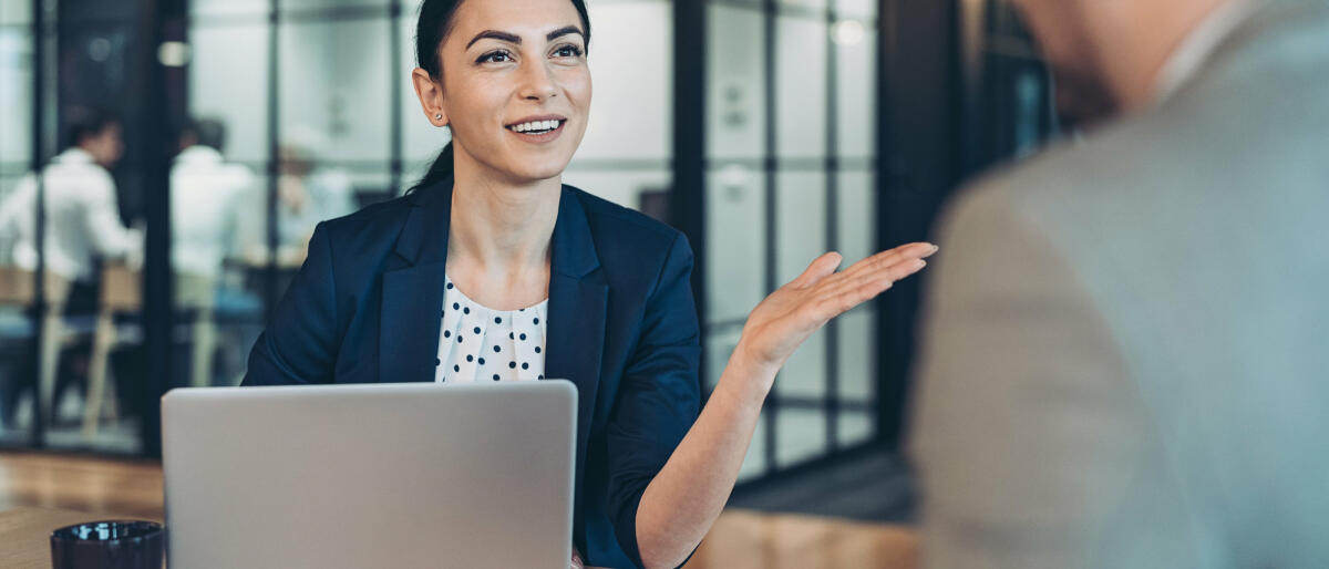 Bewerbungsgespräch Vorstellungsgespräch Unternehmenskultur © pixelfit / Getty Images