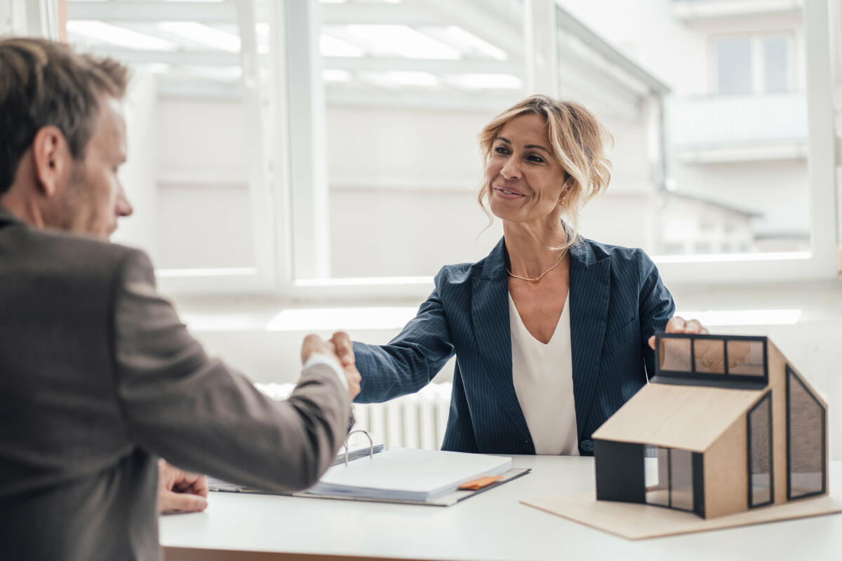 Bewerberin schüttelt Hand mit dem Gegenüber im Büro © Westend61 / Getty Images