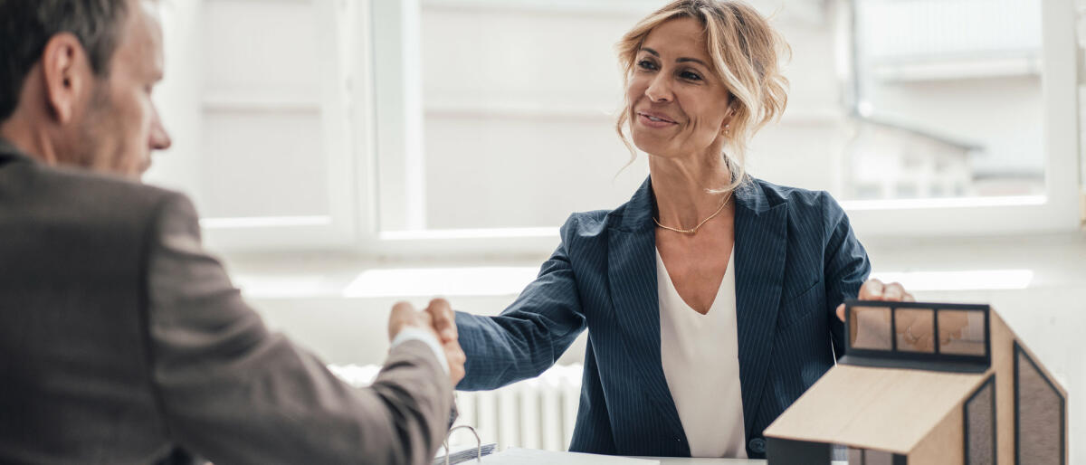 Bewerberin schüttelt Hand mit dem Gegenüber im Büro © Westend61 / Getty Images