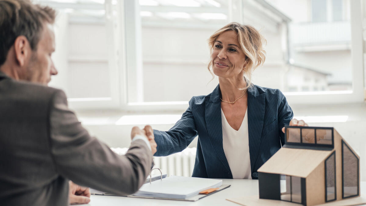 Bewerberin schüttelt Hand mit dem Gegenüber im Büro © Westend61 / Getty Images