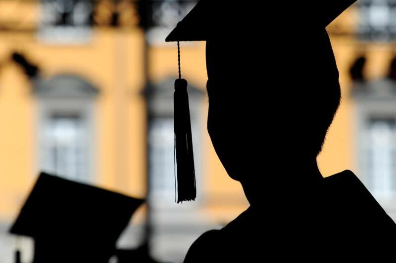 Eine abgeschlossene Ausbildung oder ein erfolgreiches Studium sichern gute Chancen auf dem Arbeitsmarkt. Foto: Julian Stratenschulte