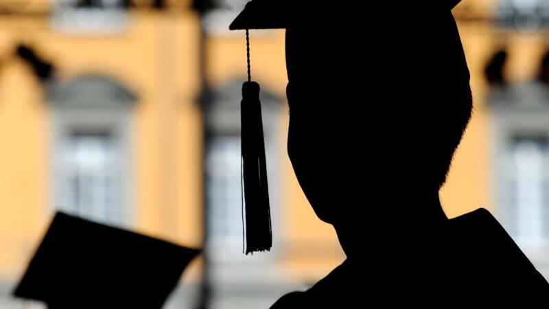 Eine abgeschlossene Ausbildung oder ein erfolgreiches Studium sichern gute Chancen auf dem Arbeitsmarkt. Foto: Julian Stratenschulte