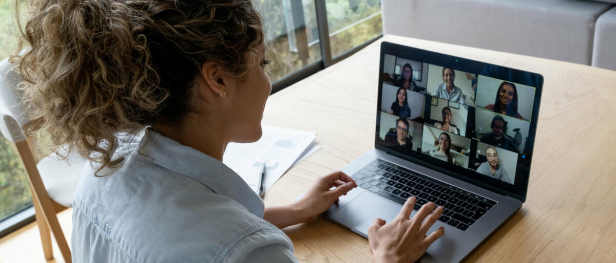 Frau sitzt vor Laptop mit Videokonferenz © andresr / Getty Images