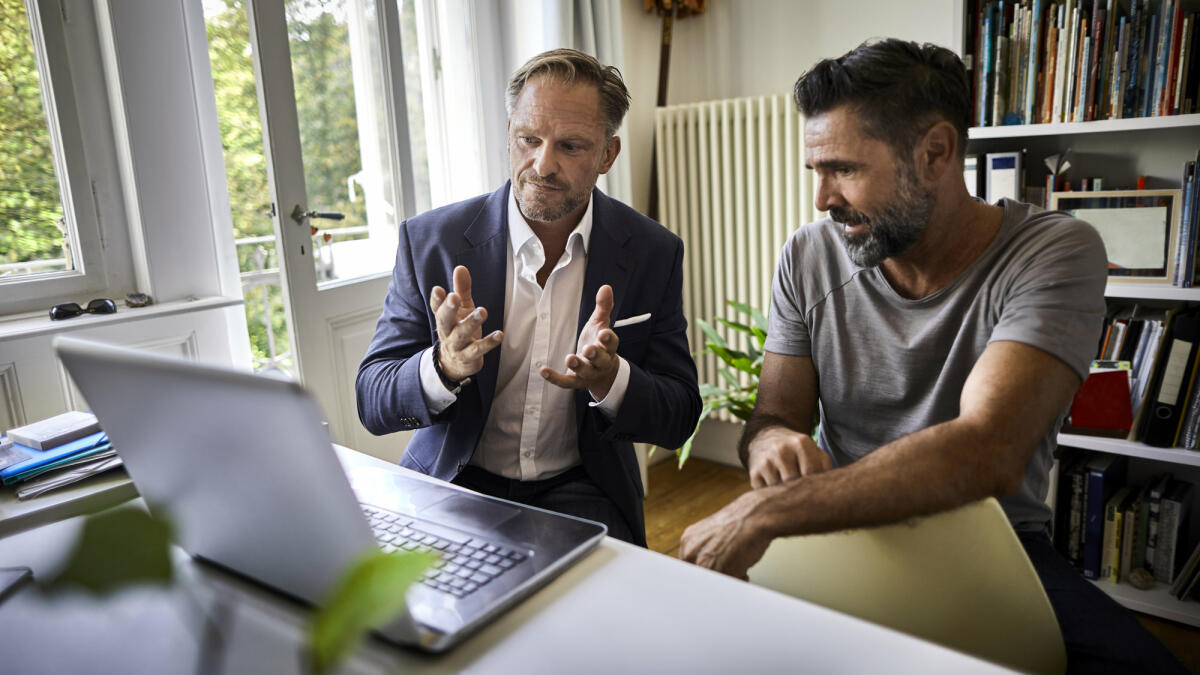 Ein Jobsuchender erhält Hilfe eines Headhunters © Oliver Rossi / Getty Images