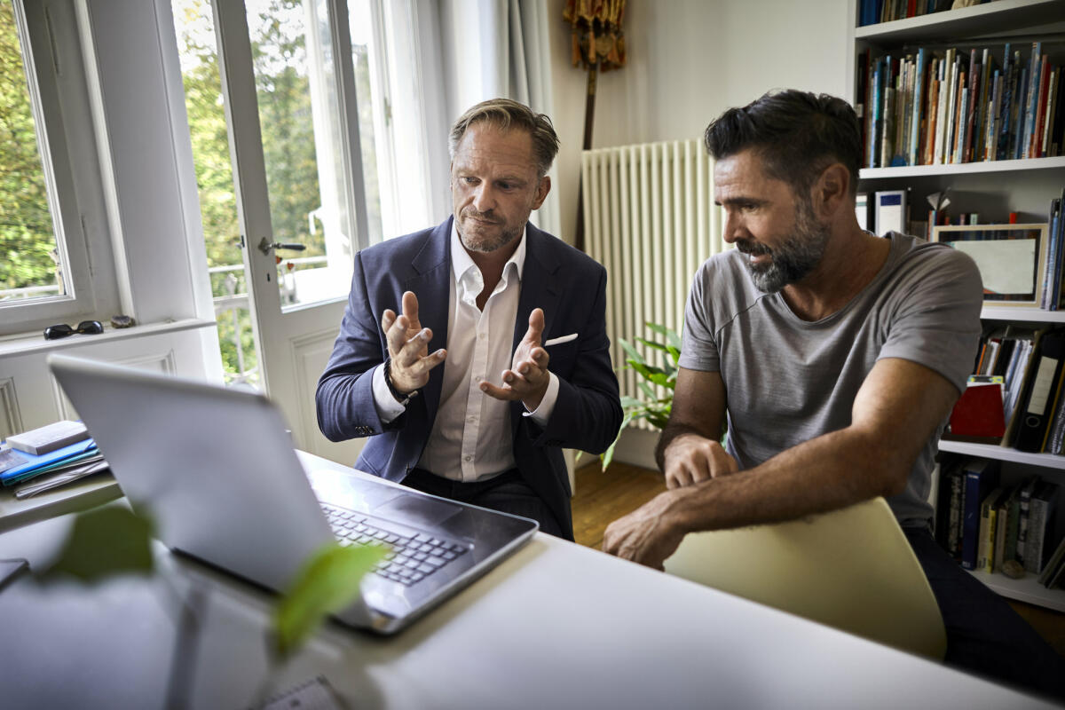 Ein Jobsuchender erhält Hilfe eines Headhunters © Oliver Rossi / Getty Images