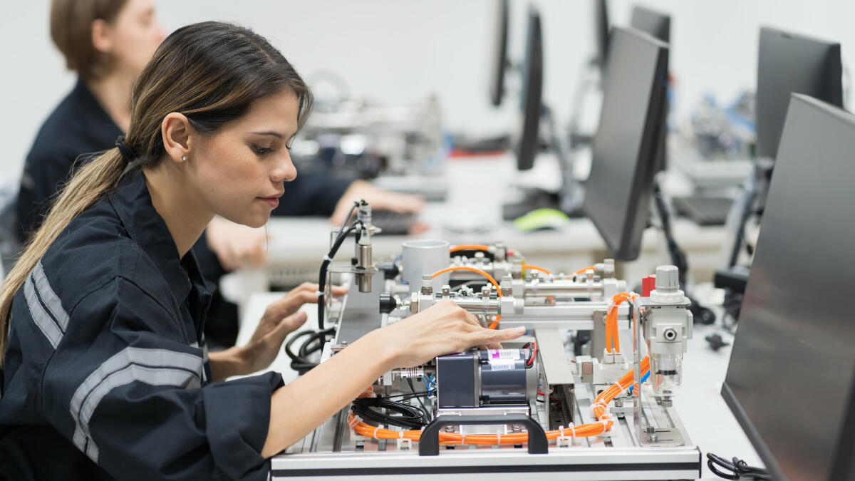 Team Ingenieurinnentraining Speicherprogrammierbare Steuerung mit KI-Roboter-Trainingskit und Mechatronik-Engineering im Laborraum. © Amorn Suriyan/ Getty Images