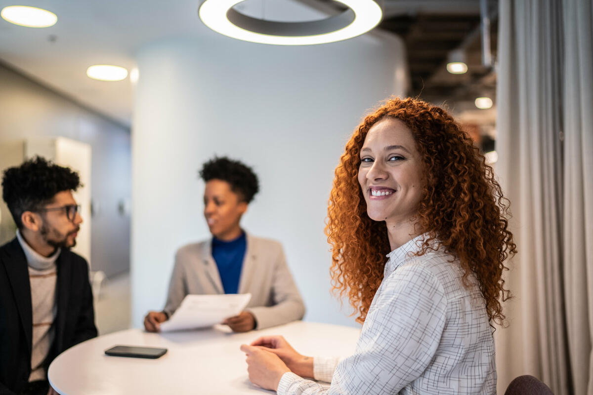 Porträt einer Geschäftsfrau in einem Meeting oder einem Vorstellungsgespräch im Büro © FG Trade / Getty Images