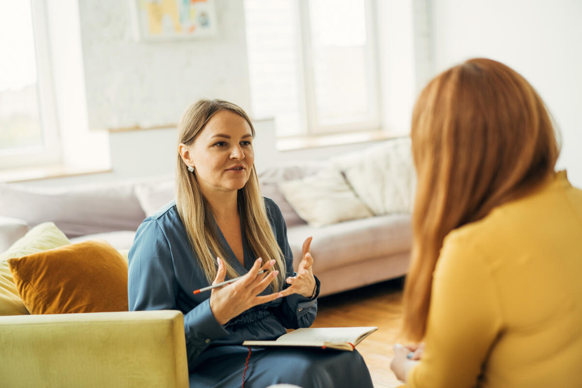 Eine Frau bei einem Vorstellungsgespräch © Fiordaliso / Getty Images