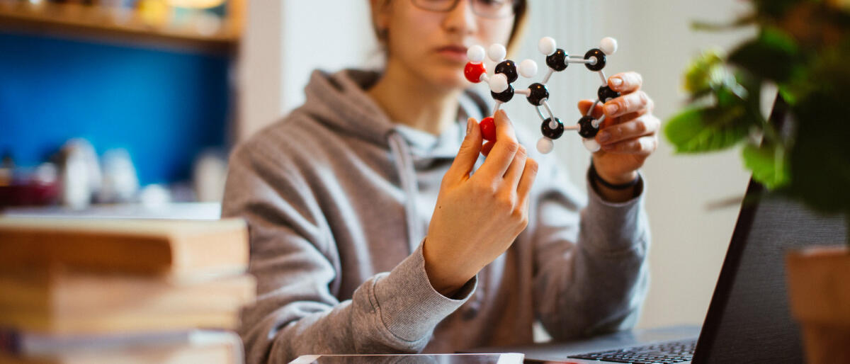 Eine Frau arbeitet als Physikerin. © Guido Mieth / Getty Images