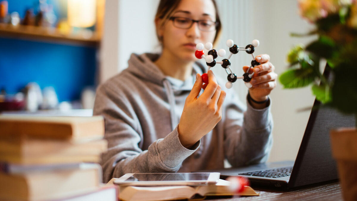 Eine Frau arbeitet als Physikerin. © Guido Mieth / Getty Images