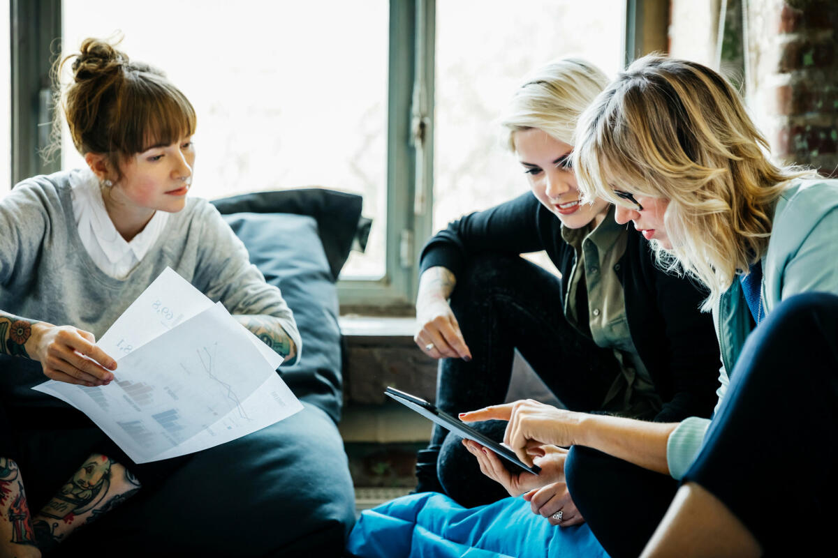 Frauen schauen sich gemeinsam Unterlagen an. © Hinterhaus Productions / Getty Images