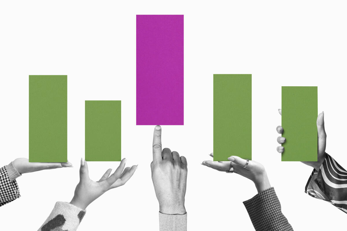 Hände halten Säulen eines Balkendiagramms hoch © We Are / Getty Images