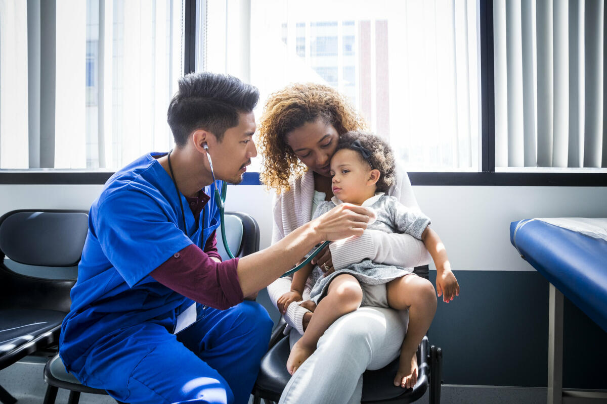 Krankenpfleger bei der Untersuchung eines kleinen Mädchens mit Stethoskop im Krankenhaus © The Good Brigade/ Getty Images