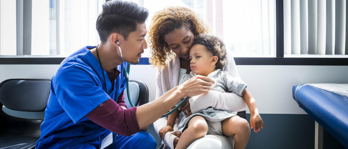 Krankenpfleger bei der Untersuchung eines kleinen Mädchens mit Stethoskop im Krankenhaus © The Good Brigade/ Getty Images