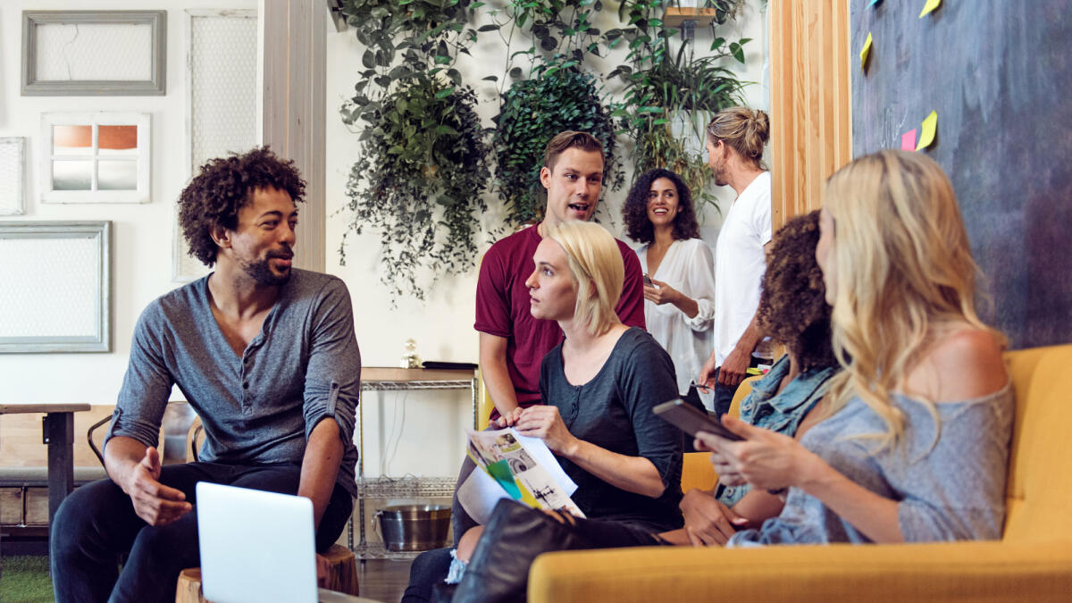 Gruppe von Menschen arbeitet zusammen  © Lise Gagne / Getty Images