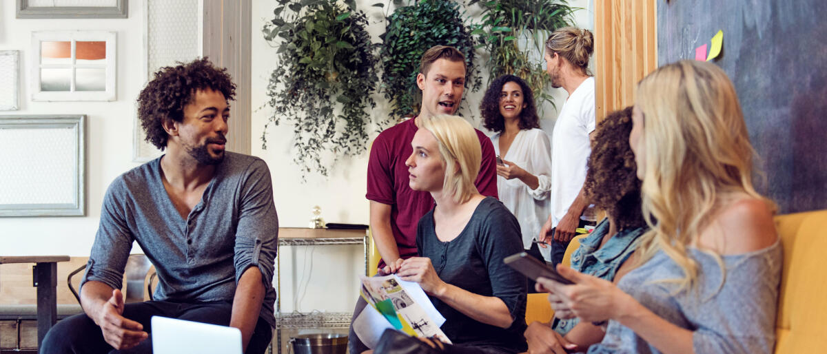 Gruppe von Menschen arbeitet zusammen  © Lise Gagne / Getty Images