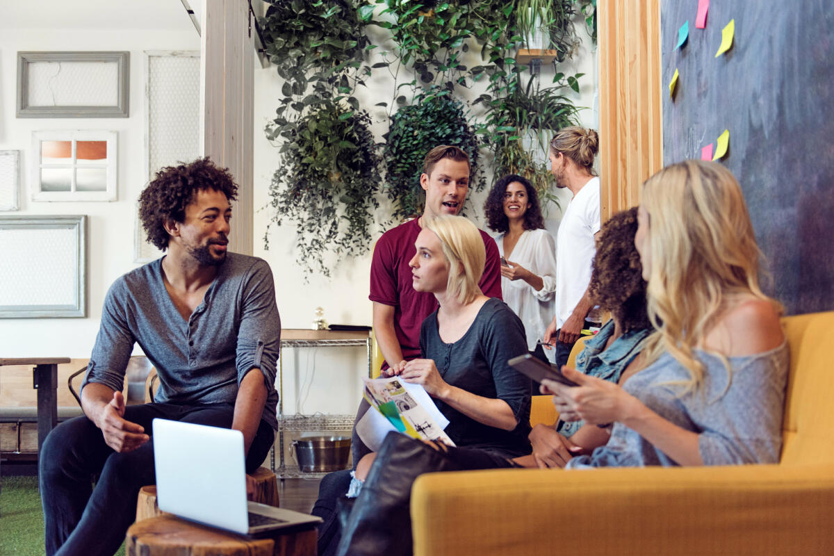 Gruppe von Menschen arbeitet zusammen  © Lise Gagne / Getty Images