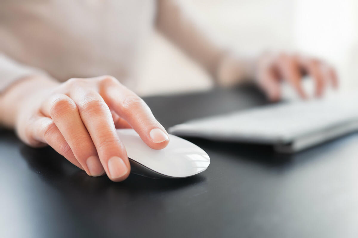 Hand mit Computer-Maus © TommL / Getty Images