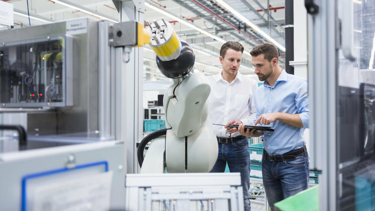 Zwei Erforschungsingenieure im Arbeitsumfeld, die sich besprechen. © Westend61/ Getty Images