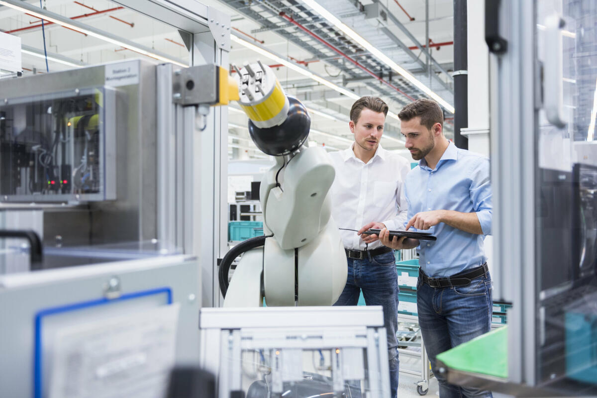 Zwei Erforschungsingenieure im Arbeitsumfeld, die sich besprechen. © Westend61/ Getty Images