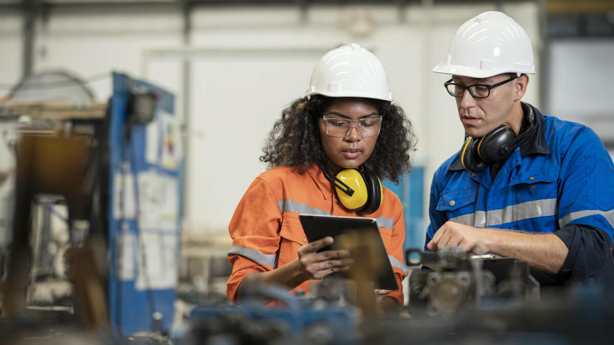 Produktivitätsverbesserung von Schweißmontagelinien in der Fertigungsindustrie. Fertigungsingenieure diskutieren über die Konstruktionsdaten von Schweißvorricht © Nitat Termmee/ Getty Images