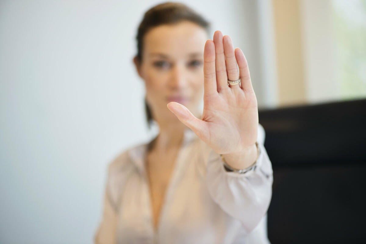 Eine Frau streckt ihre Hand abwehrend nach vorne © Eric Audras / Getty Images